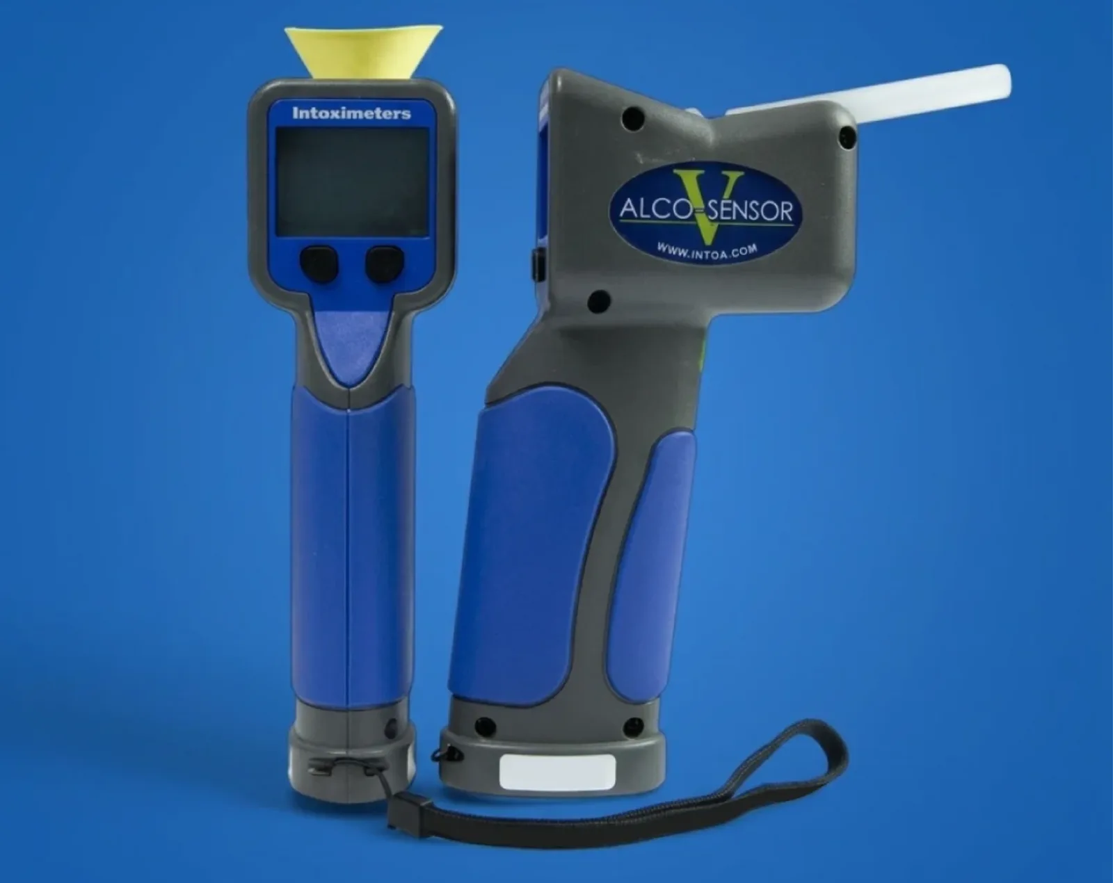 Alcoholímetros Alco-Sensor de Intoximeters sobre fondo azul