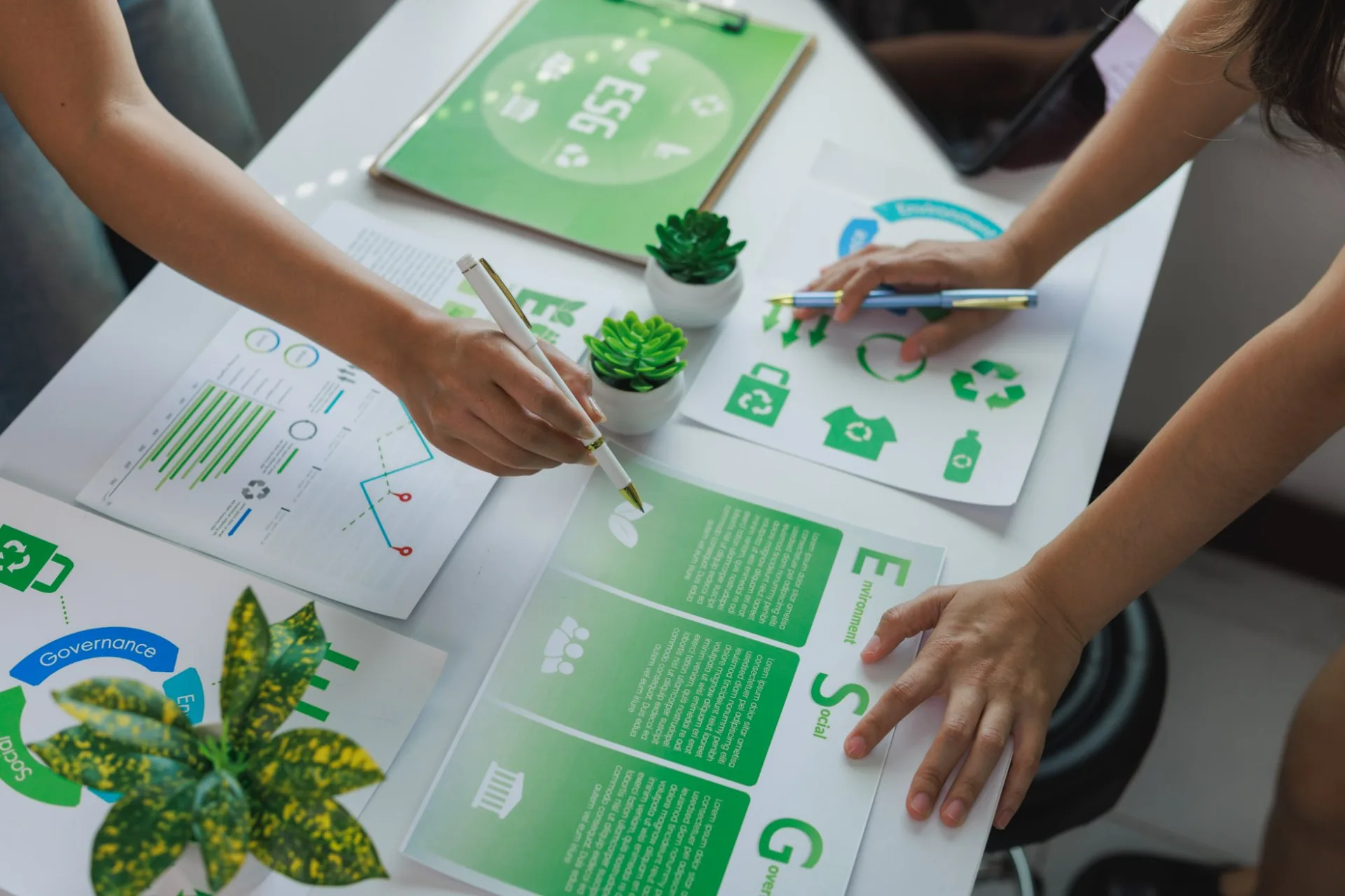 Equipo revisando un plan de sostenibilidad y criterios ESG